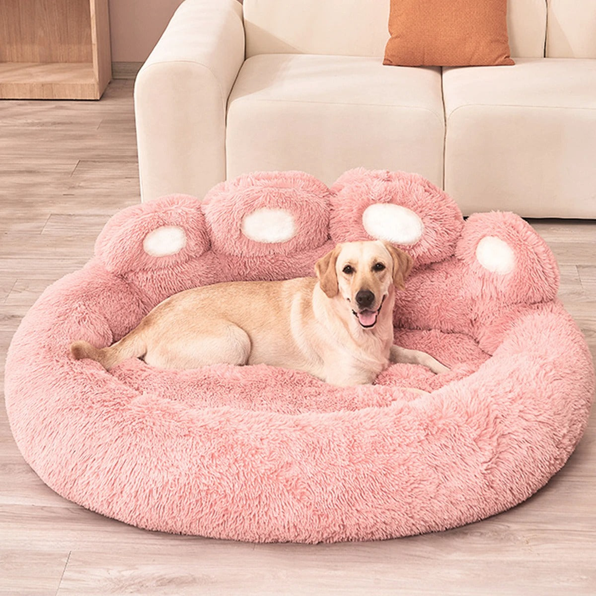 Perro en su Cama De Felpa y algodón de color rosado con tamaño suficiente para estar cómodo.