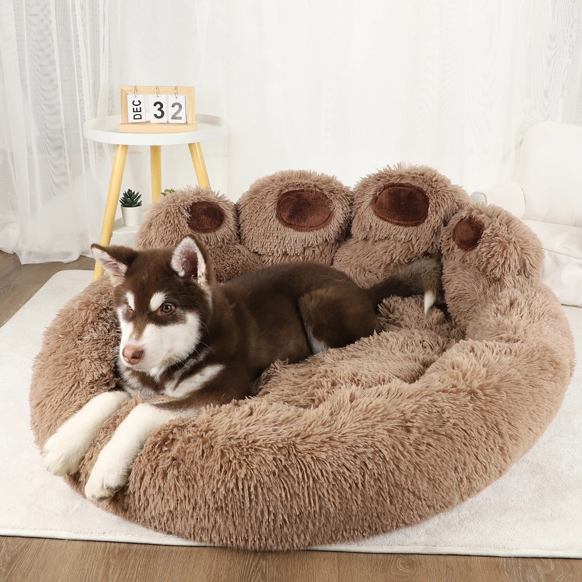 Perro en su Cama De Felpa y algodón de color café con forma de paticas de perro.