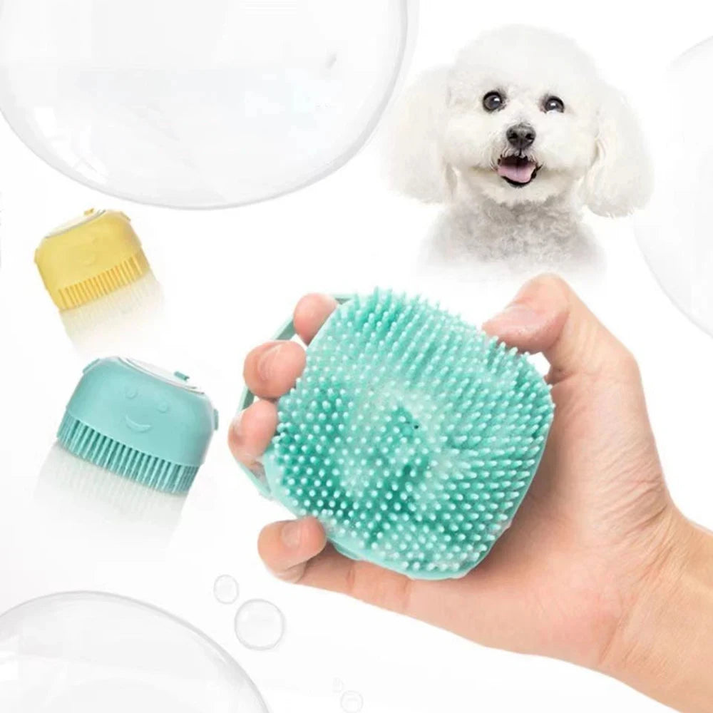 Cepillo masajeador de silicona turquesa para baño de perros, vista frontal en mano