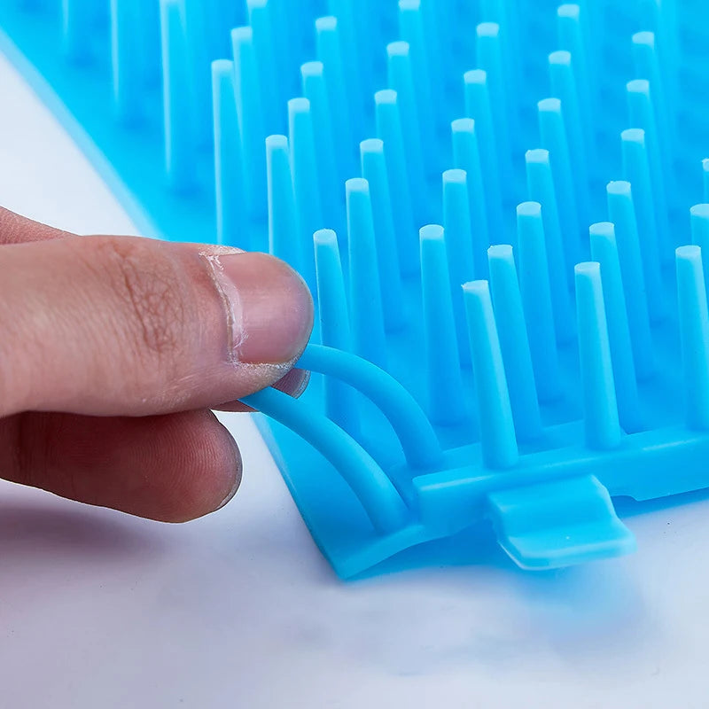 Detalle de cerdas de silicona suave y flexible de la copa limpiapatas para perros – AmaDog