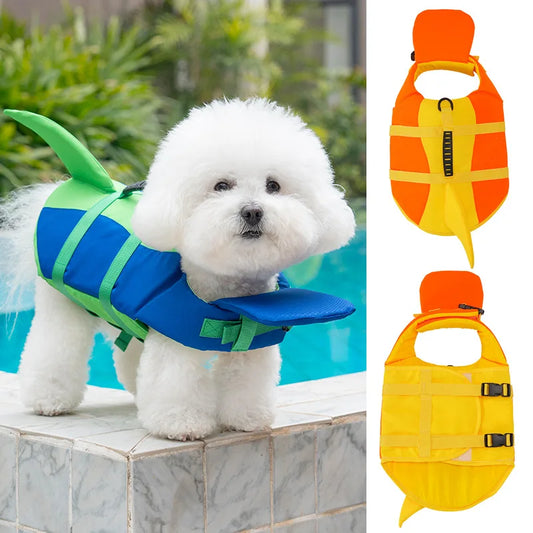 Perro blanco usando un chaleco salvavidas ajustable azul y verde en una piscina, junto a vistas del chaleco para perros en color amarillo y naranja.