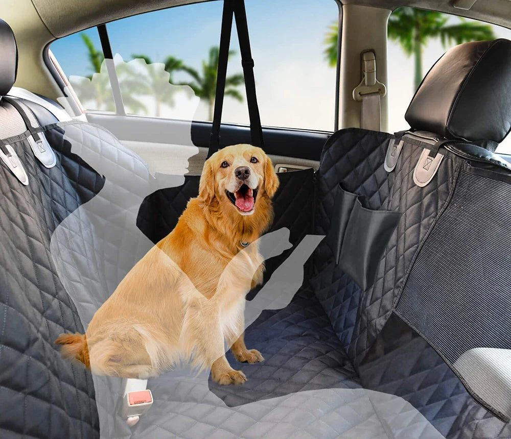 Perro golden retriever sentado sobre cubierta impermeable antideslizante para asiento trasero de carro
