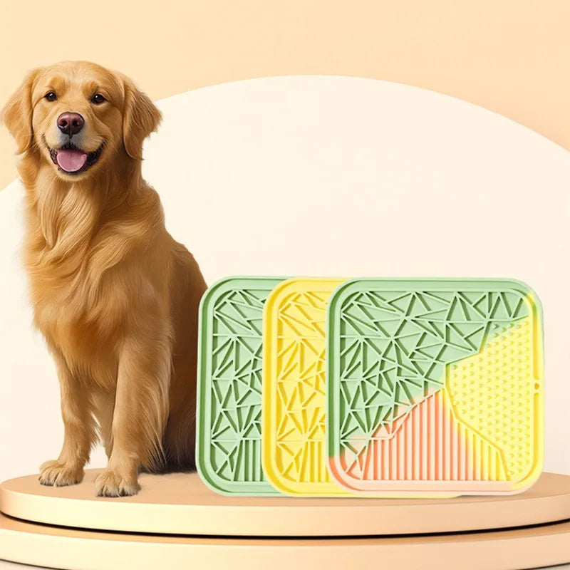  Golden retriever junto a tapetes de lamer lento cuadrados en silicona verde y amarillo multicolor

